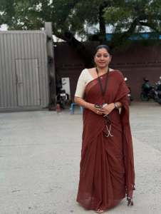 actress-anumol-in-brown-cotton-saree-with-contrast-blouse-ideas-photos-001