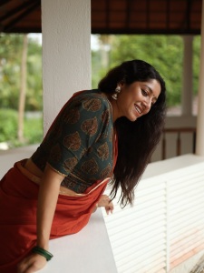 actress-anumol-in-latest-style-in-onam-saree-blouse-designs-002