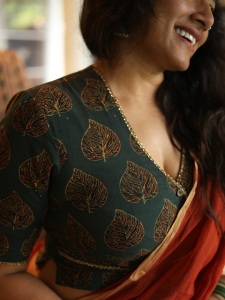 actress-anumol-in-latest-style-in-onam-saree-blouse-designs-003