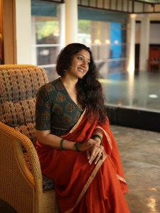 actress-anumol-in-latest-style-in-onam-saree-blouse-designs-004
