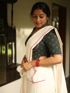actress-anumol-in-latest-style-in-onam-saree-blouse-designs-005