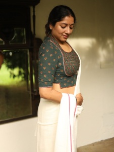 actress-anumol-in-latest-style-in-onam-saree-blouse-designs-007