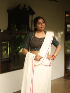 actress-anumol-in-latest-style-in-onam-saree-blouse-designs-008