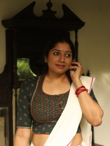 actress-anumol-in-latest-style-in-onam-saree-blouse-designs-009