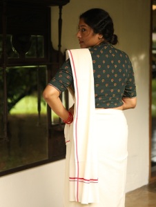 actress-anumol-in-latest-style-in-onam-saree-blouse-designs-010