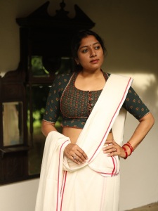 actress-anumol-in-latest-style-in-onam-saree-blouse-designs-011