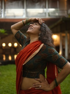 actress-anumol-in-latest-style-in-onam-saree-blouse-designs