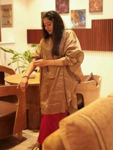 actress-anumol-in-loose-fit-top-with-different-bottom-ideas-photos-001