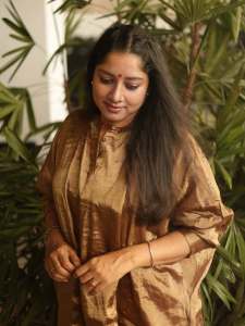actress-anumol-in-loose-fit-top-with-different-bottom-ideas-photos-002