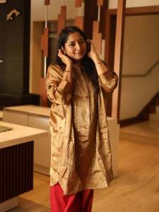 actress-anumol-in-loose-fit-top-with-different-bottom-ideas-photos-005