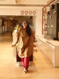 actress-anumol-in-loose-fit-top-with-different-bottom-ideas-photos-006