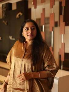 actress-anumol-in-loose-fit-top-with-different-bottom-ideas-photos-007