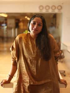 actress-anumol-in-loose-fit-top-with-different-bottom-ideas-photos-008
