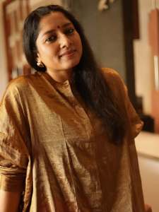actress-anumol-in-loose-fit-top-with-different-bottom-ideas-photos