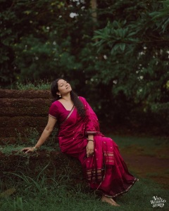 actress-anumol-in-magenta-colour-pattu-saree-with-makeup-ideas-look-photos-001