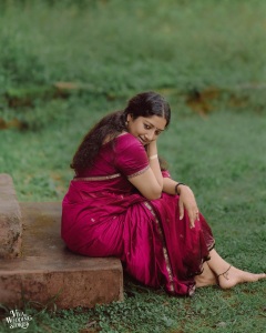 actress-anumol-in-magenta-colour-pattu-saree-with-makeup-ideas-look-photos-002