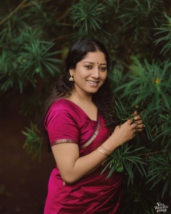 actress-anumol-in-magenta-colour-pattu-saree-with-makeup-ideas-look-photos-003