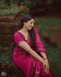 actress-anumol-in-magenta-colour-pattu-saree-with-makeup-ideas-look-photos