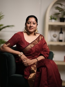 actress-anumol-in-maroon-colour-saree-images-002