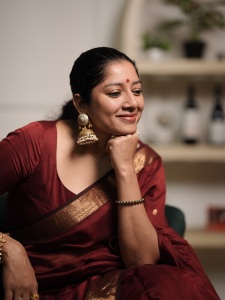 actress-anumol-in-maroon-colour-saree-images-003
