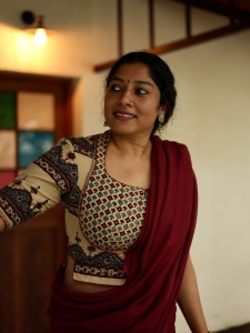 actress-anumol-in-maroon-saree-with-design-blouse-latest-photos-007