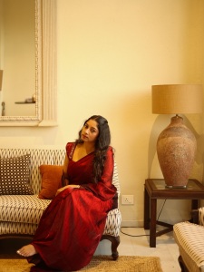 actress-anumol-in-maroon-saree-with-design-blouse-latest-photos-012
