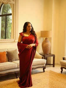 actress-anumol-in-maroon-saree-with-design-blouse-latest-photos-013