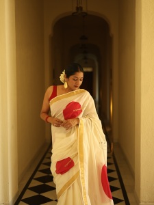 actress-anumol-in-onam-saree-fashion-photos-001