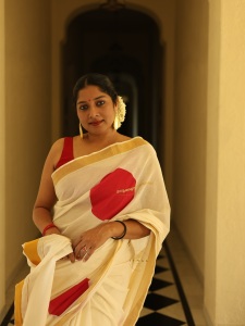 actress-anumol-in-onam-saree-fashion-photos-002