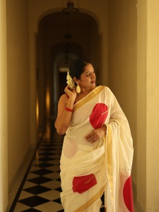 actress-anumol-in-onam-saree-fashion-photos-004