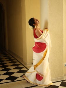 actress-anumol-in-onam-saree-fashion-photos-005