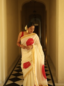actress-anumol-in-onam-saree-fashion-photos-006