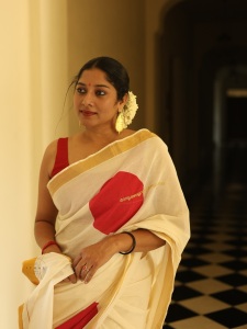 actress-anumol-in-onam-saree-fashion-photos