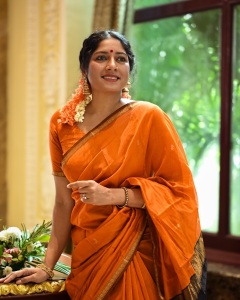 actress-anumol-in-orange-saree-with-black-mundhanai-style-photos-001