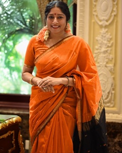 actress-anumol-in-orange-saree-with-black-mundhanai-style-photos-002