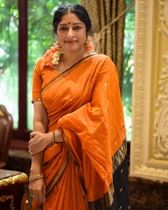 actress-anumol-in-orange-saree-with-black-mundhanai-style-photos-006