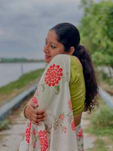 actress-anumol-in-printed-saree-with-blouse-latest-design-photos