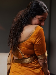 actress-anumol-in-thenmozhi-designs-saree-blouse-images-001