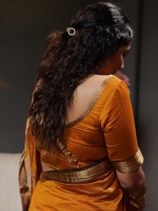actress-anumol-in-thenmozhi-designs-saree-blouse-images-005