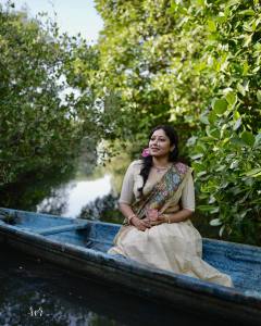 actress-anumol-in-traditional-dhavani-set-dress-photoshoot-003
