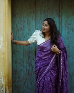 actress-anumol-in-violet-saree-with-white-blouse-ideas-photos-001