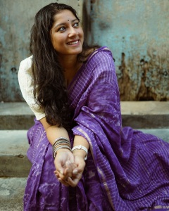 actress-anumol-in-violet-saree-with-white-blouse-ideas-photos-002