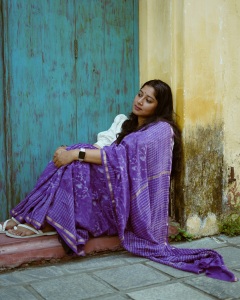 actress-anumol-in-violet-saree-with-white-blouse-ideas-photos-003