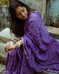 actress-anumol-in-violet-saree-with-white-blouse-ideas-photos-004