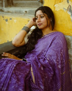 actress-anumol-in-violet-saree-with-white-blouse-ideas-photos-008