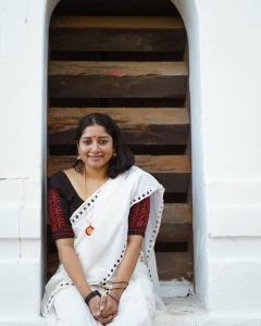actress-anumol-in-white-saree-with-red-blous-photos-001