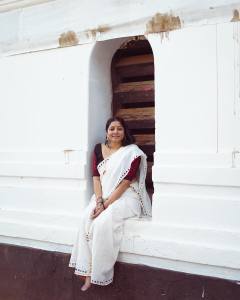 actress-anumol-in-white-saree-with-red-blous-photos-002