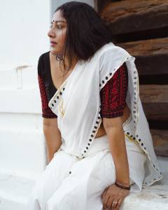 actress-anumol-in-white-saree-with-red-blous-photos
