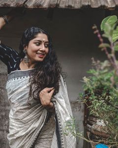 actress anumol new photos 0421-002