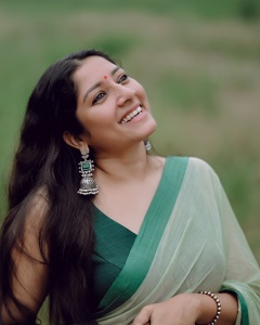 anumol-bold-and-stunning-look-photos-019